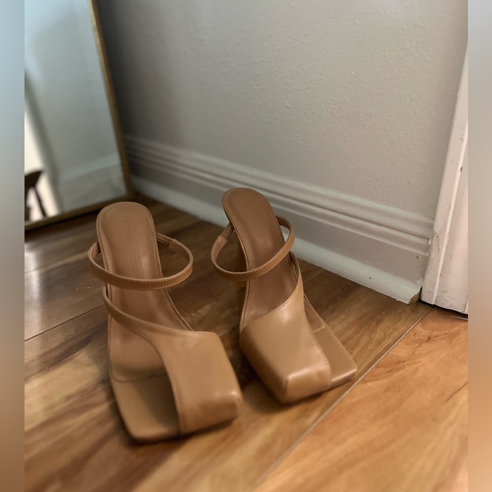 COPY - Song of style nude heels. Never been worn out.